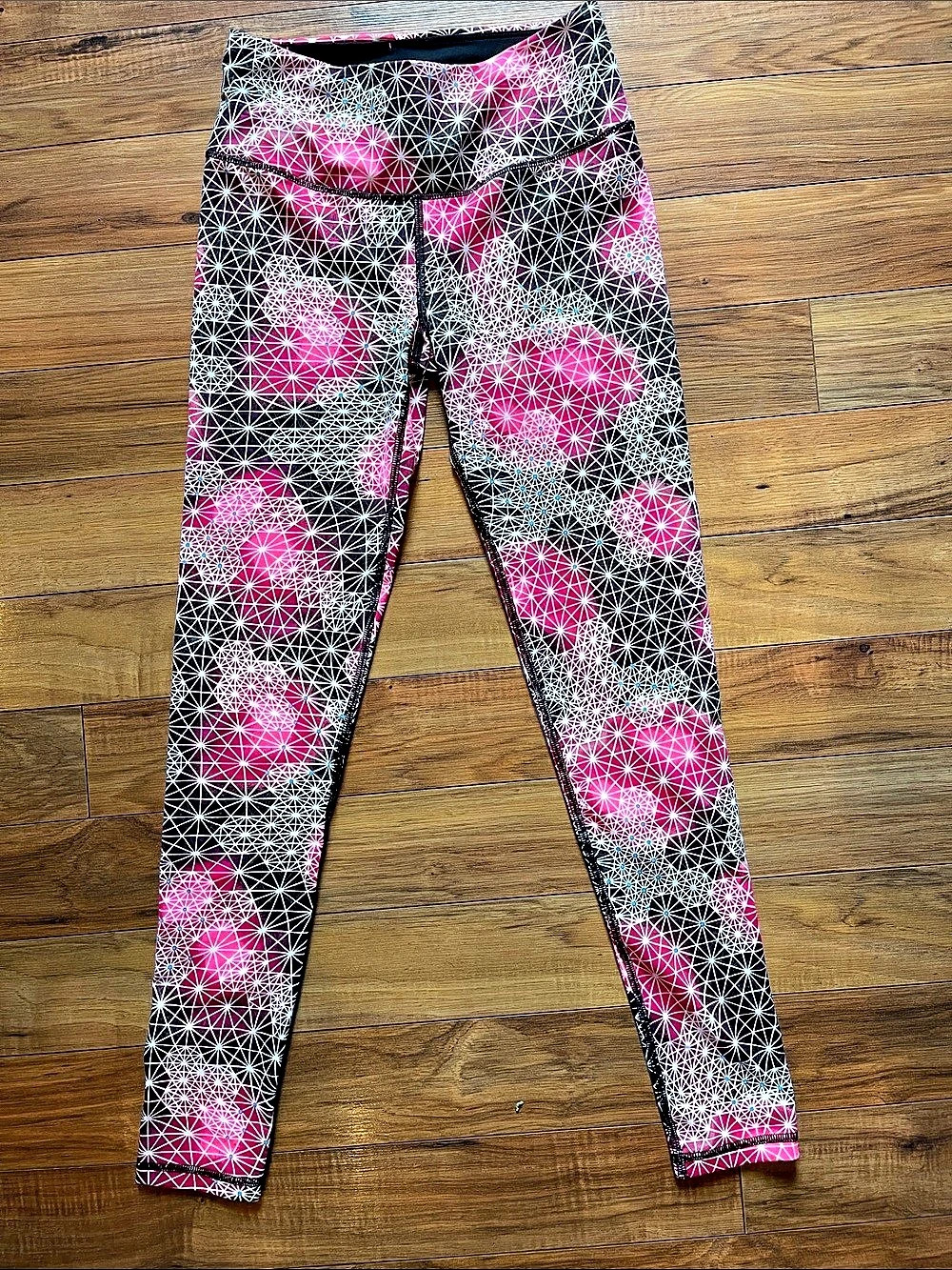 Victoria's Secret Knockout by Victoria's Secret Geometric Leggings in Pink &